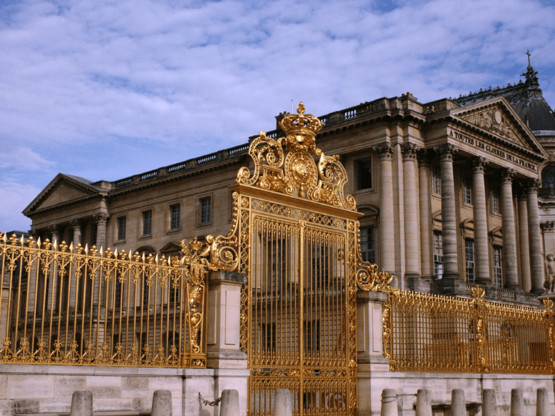 Palace of Versailles with Musical Fountains, Private Gourmet Picnic and Bike Ride Through the Gardens