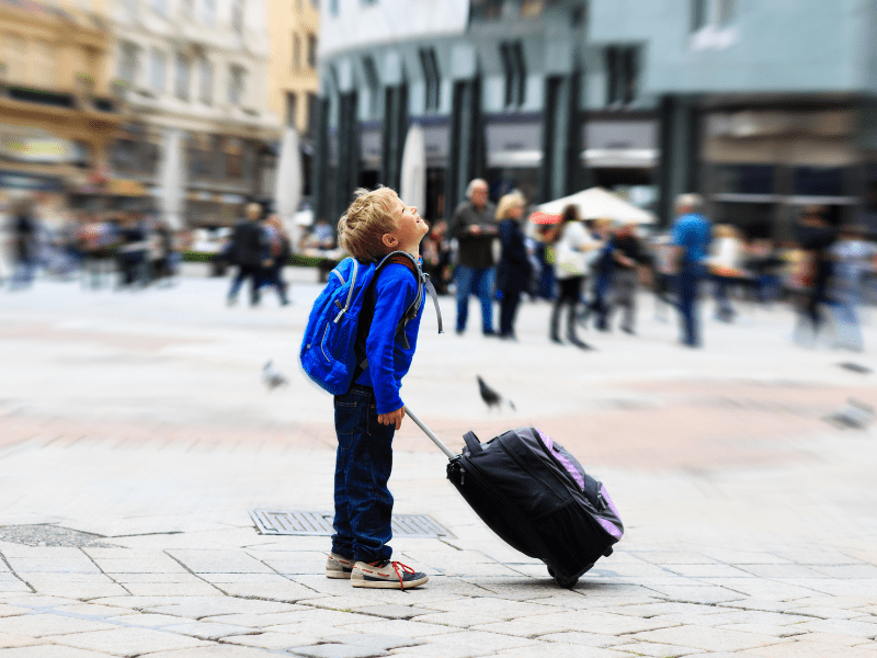 Маленький турист. Little Tourist. В Европе дети сидят на земле.